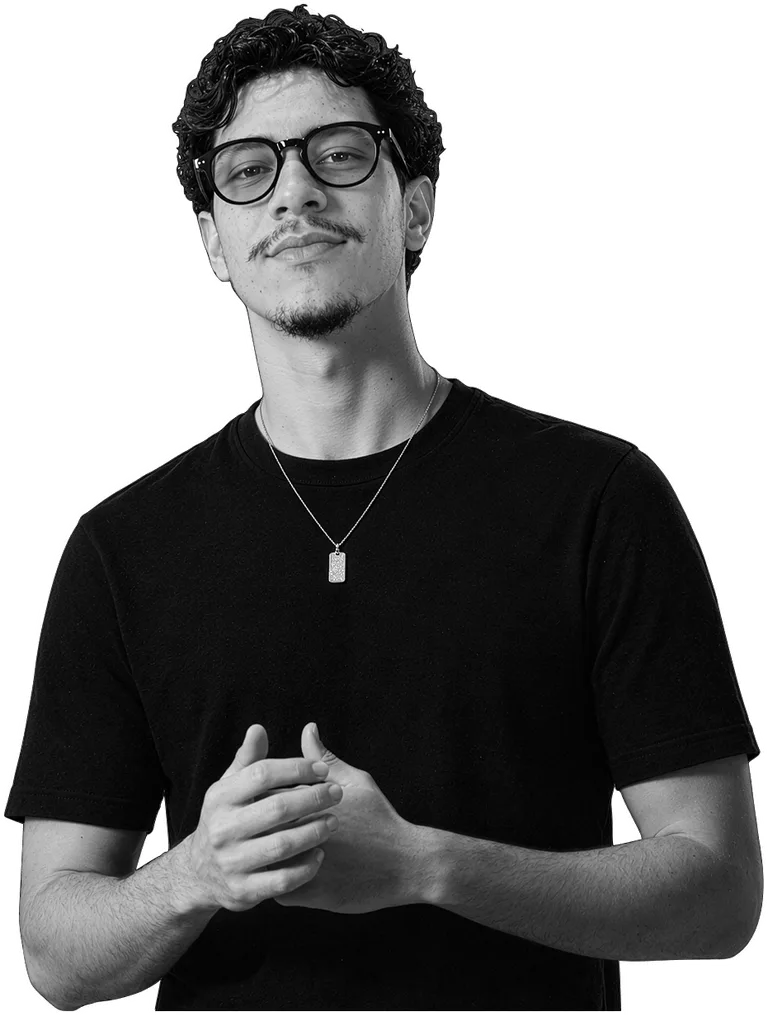 Niel Hart, web designer de landing pages para advogados, de óculos e camiseta preta, em foto preto e branco